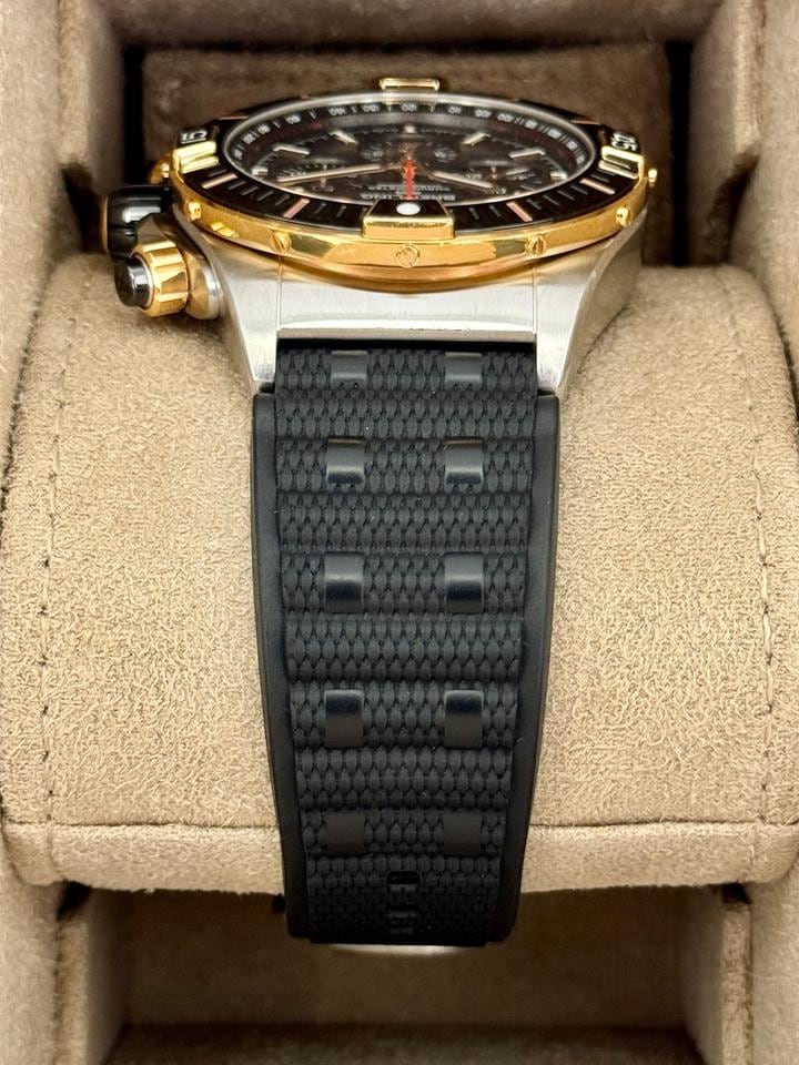 Breitling Super Chronomat B01 44mm Zweifarbig Schwarzes Zifferblatt 2023, UB0136251B1S1 — 2 von 9