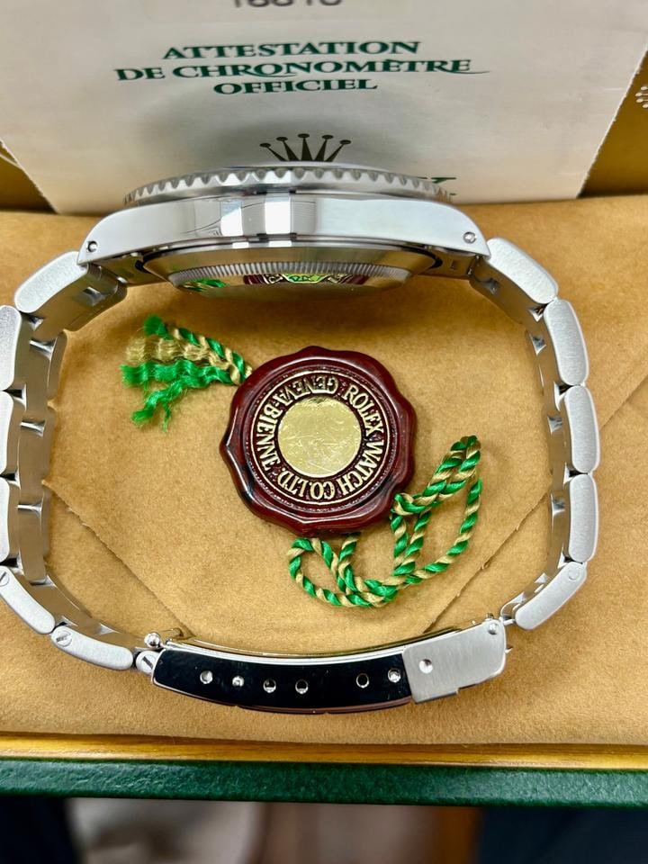 Rolex Submariner Date 40 mm, černý ciferník, s originální krabicí a dokumenty, 16610 — 1 z 11