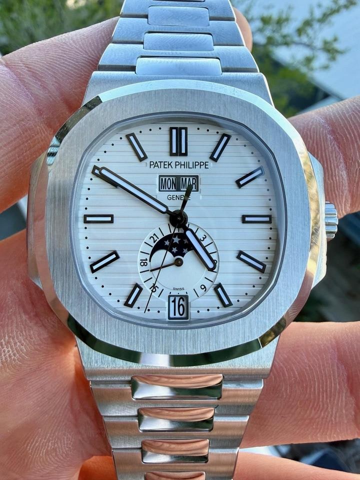 Patek Philippe Nautilus 40mm hodinky s bílým ciferníkem 2015, 5726/1A-010 — 1 z 13
