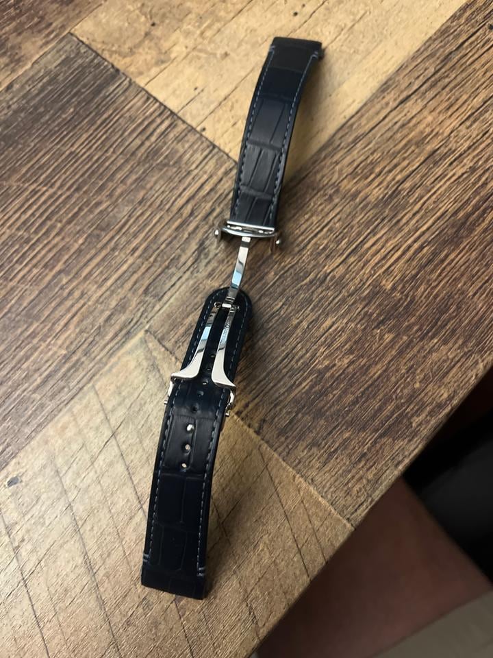 Cartier Santos de Cartier Medium Blaues Zifferblatt 2023 Full Set Blaues Alligatorarmband Kaum getragen, WSSA0063 — 2 von 12