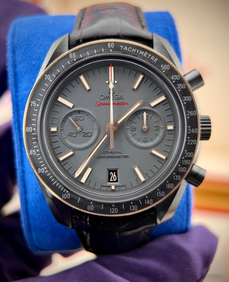 Omega Speedmaster Moonwatch Dark Side Of The Moon Komplettset mit Karten, 311.63.44.51.06.001 — 1 von 16