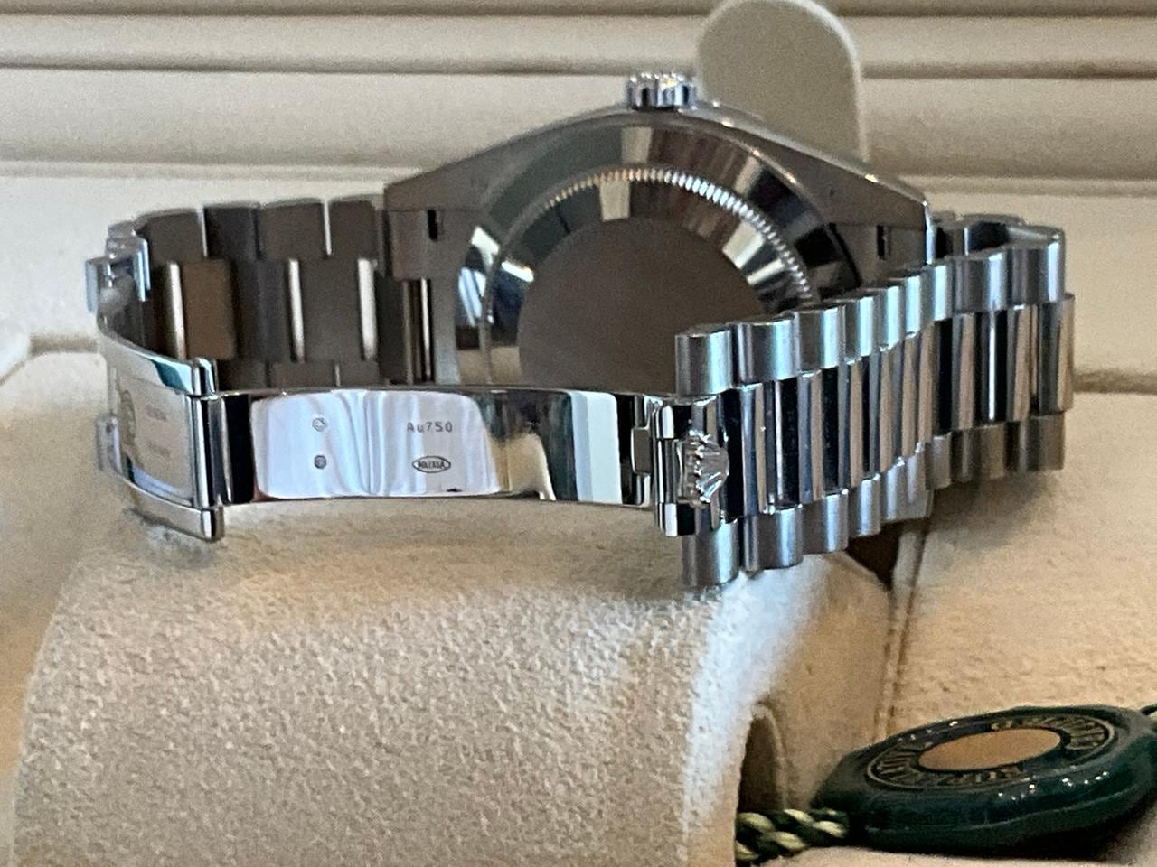 Rolex Day Date 40 zářivě modrý ciferník bílé zlato tovární diamantová luneta, 228349RBR — 2 z 13