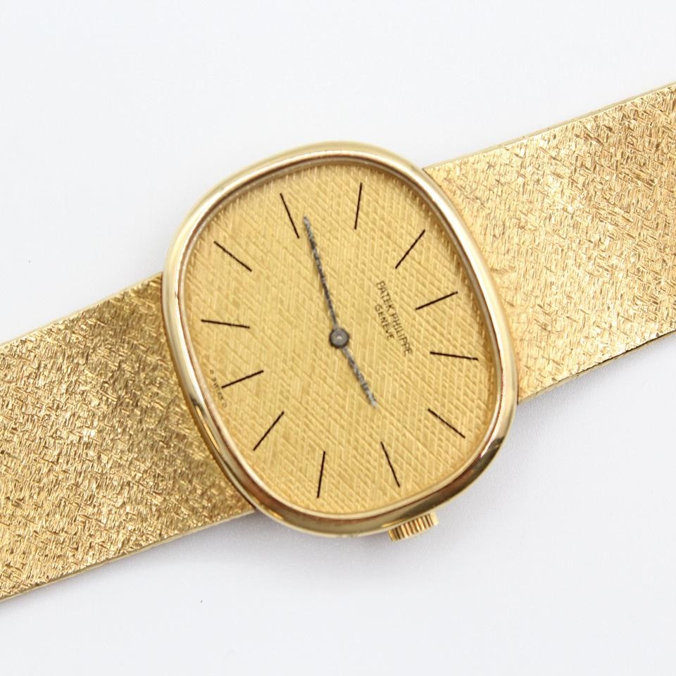Patek Philippe Golden Ellipse Gelbgold 27 x 32mm Champagner Zifferblatt Gebraucht, 3845 — 1 von 8