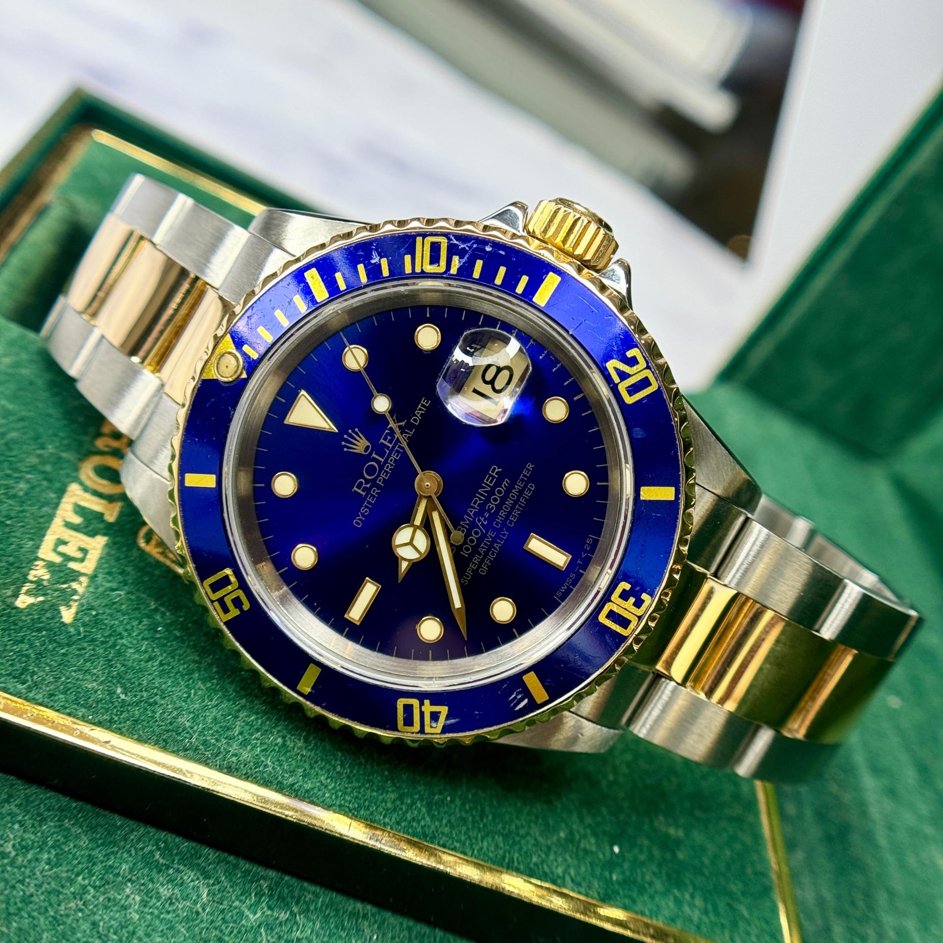Rolex Submariner Date 40 mm, dvoubarevné (žluté zlato), modrá luneta, modrý ciferník, pouzdro Oyster, rok 1990, originální krabice, 16613 — 1 z 14
