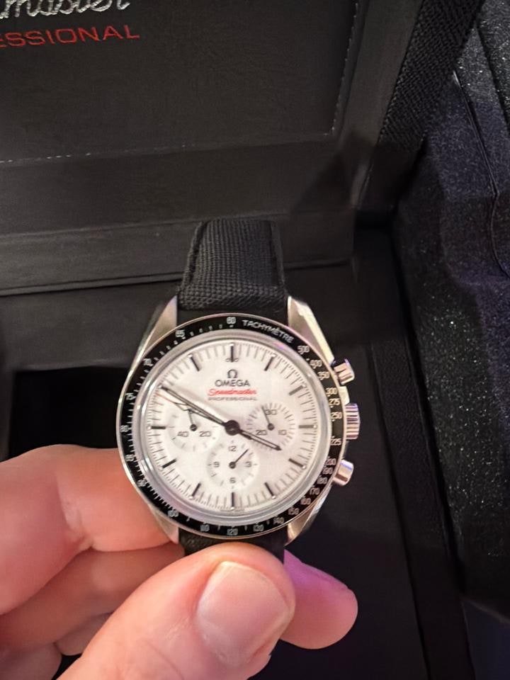 Omega Speedmaster Professional Moonwatch White kompletní sada extra řemínek originální krabice a dokumenty, 310.32.42.50.04.002 — 1 z 7