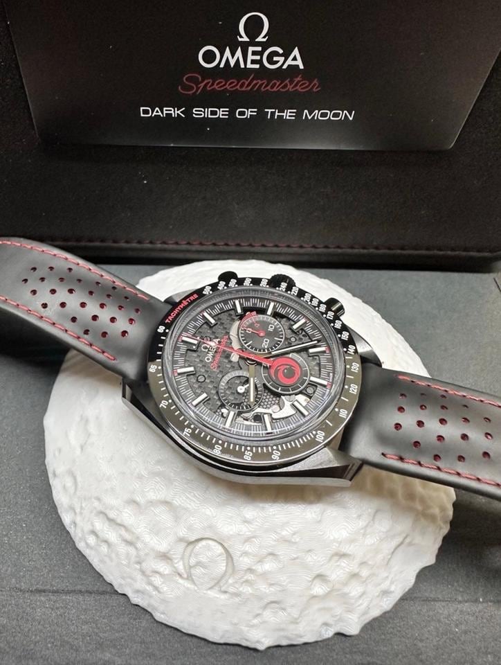 Omega Speedmaster Dark Side Of The Moon Alinghi Nenošené, krásný stav, 311.92.44.30.01.002 — 2 z 20