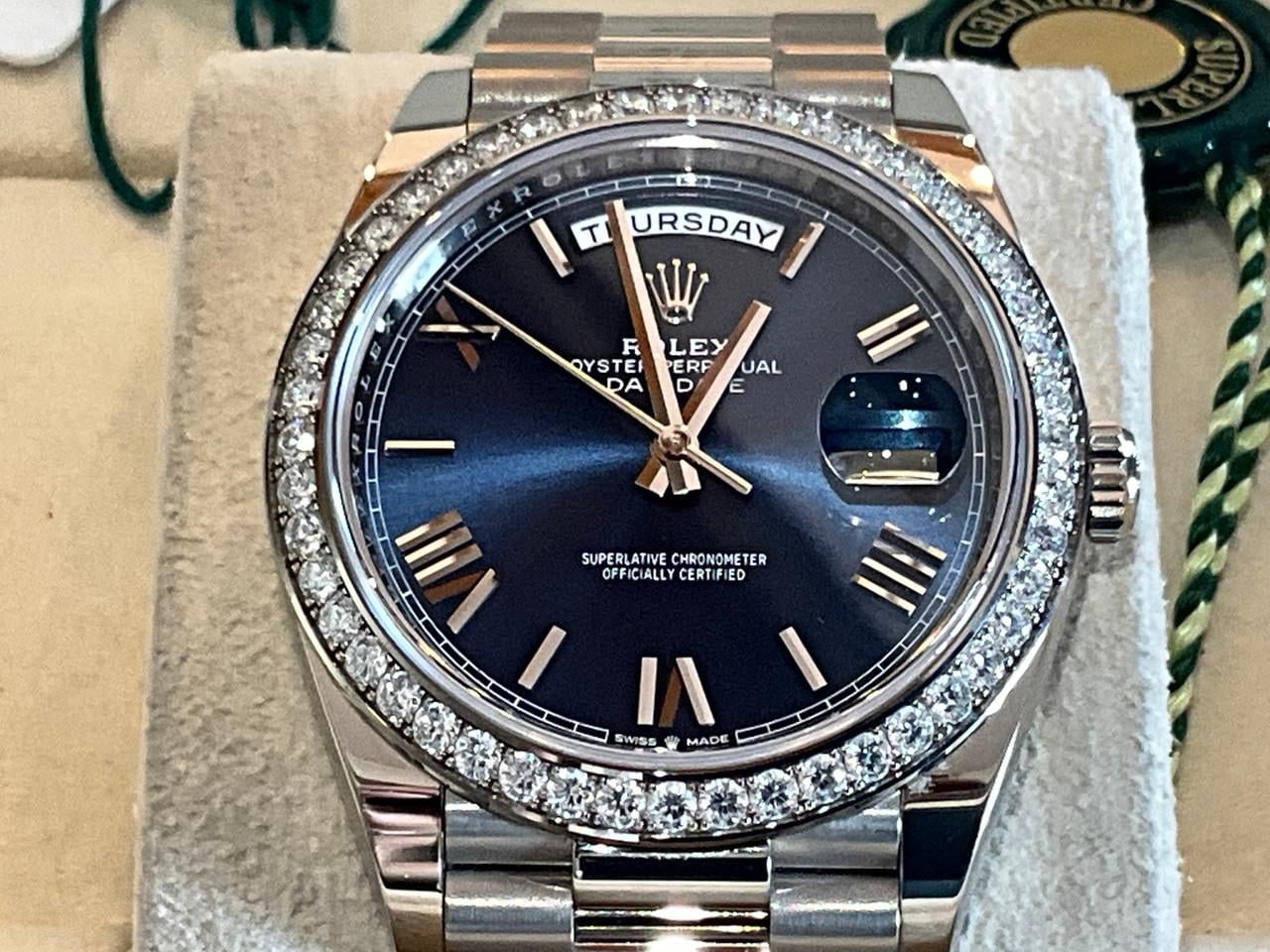 Rolex Day Date 40 zářivě modrý ciferník bílé zlato tovární diamantová luneta, 228349RBR — 1 z 13