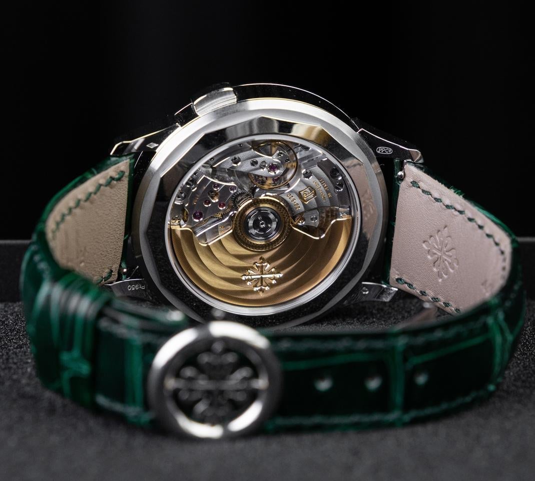 Patek Philippe World Time Flyback Chronograph grünes Zifferblatt exzellenter Zustand, 5930P-001 — 2 von 8