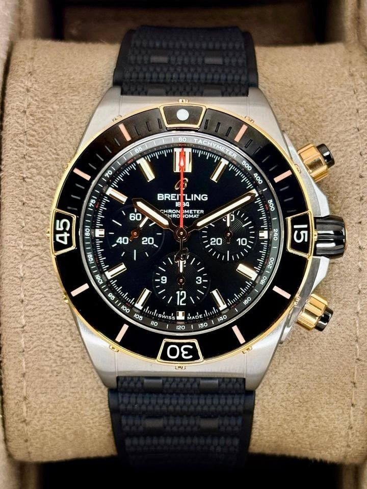 Breitling Super Chronomat B01 44mm Zweifarbig Schwarzes Zifferblatt 2023, UB0136251B1S1 — 1 von 9
