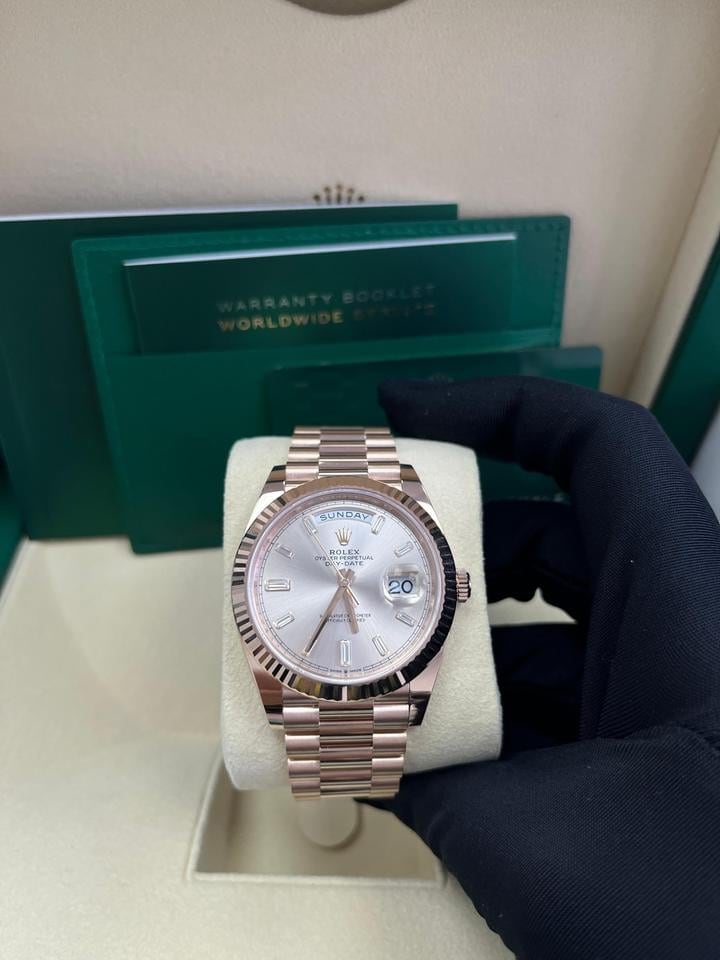 Rolex Day Date 40 žlábková luneta Sundust ciferník s bagetovými diamanty náramek President, 228235 — 2 z 15