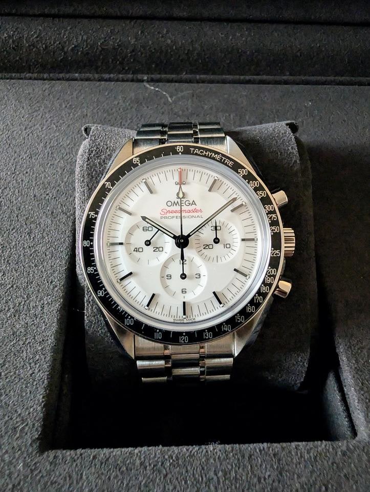 Omega Speedmaster Professional Moonwatch White 2025 Kompletní sada Extra řemínky, 310.30.42.50.04.001 — 1 z 14