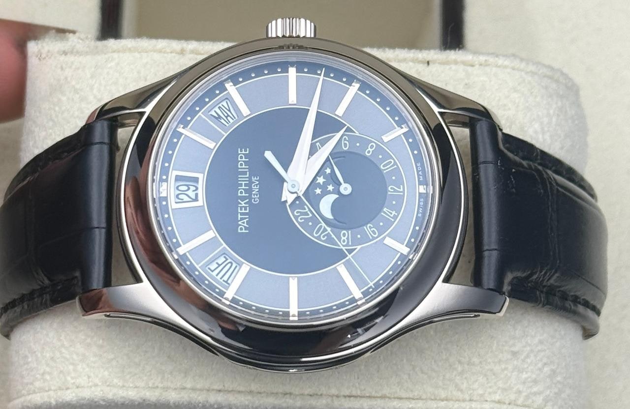 Patek Philippe Jahreskalender, 5205G-010 — 1 von 8