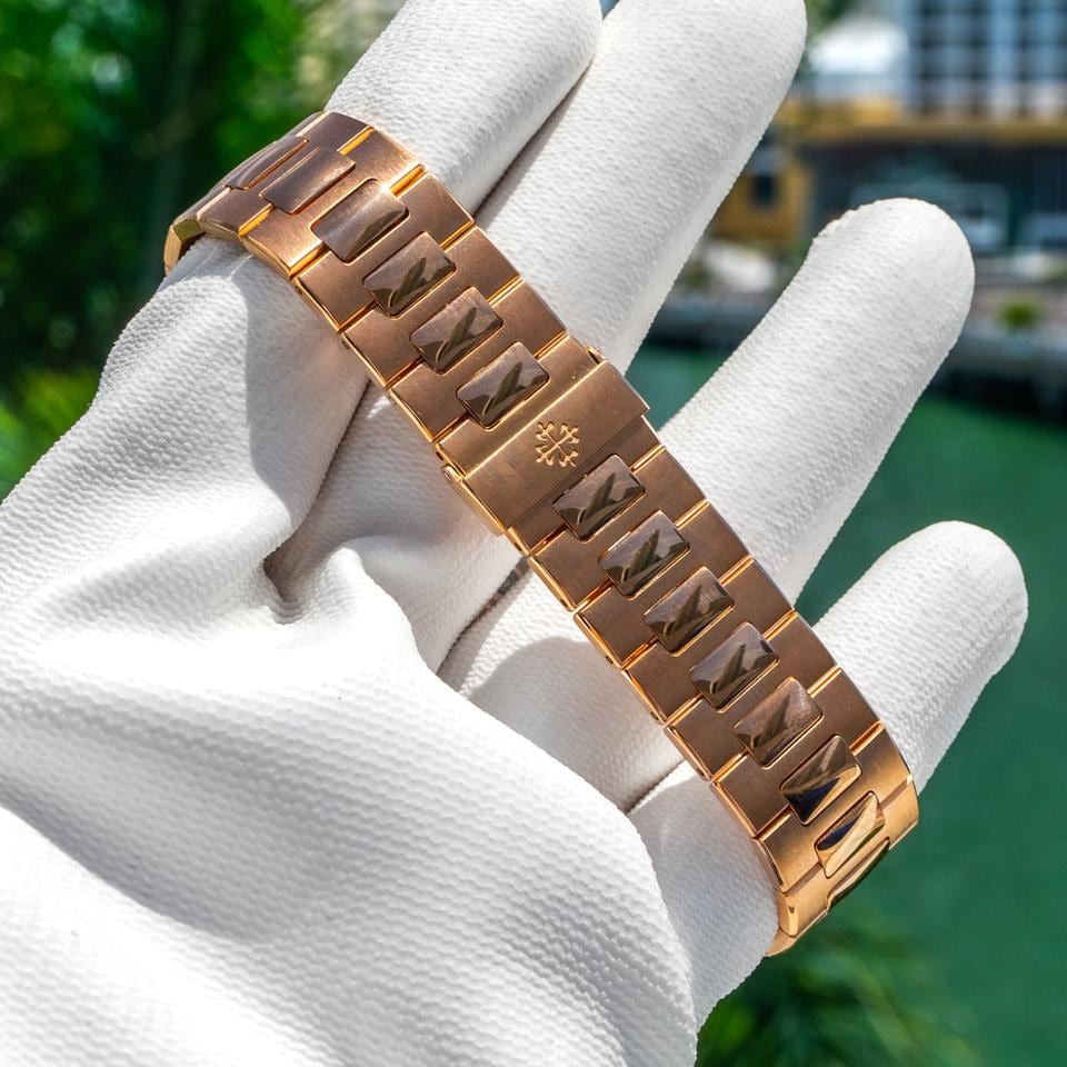Patek Philippe Nautilus Ruby 40mm, 5723/112R-001 — 2 of 8