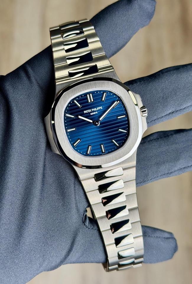 Patek Philippe Nautilus modrý sunburst index nepoužité 2026, 5810/1G-001 — 1 z 9